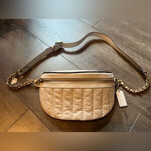 Vintage CHAIN BELT BAG WITH QUILTING IN WHITE 

Style No. C0851